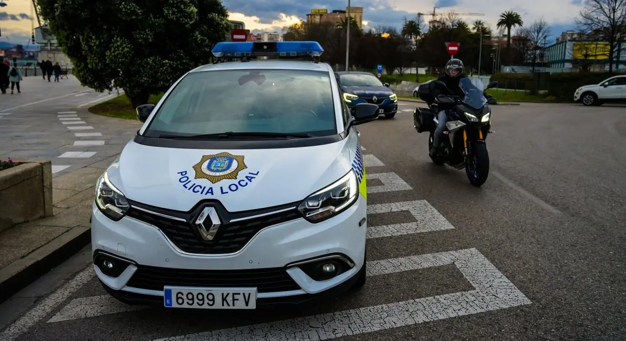 Veh&iacute;culo de la Polic&iacute;a Local de Santander. / EP