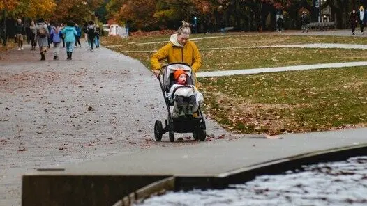 Una mujer pasea con su beb&eacute; por el parque. / A.E