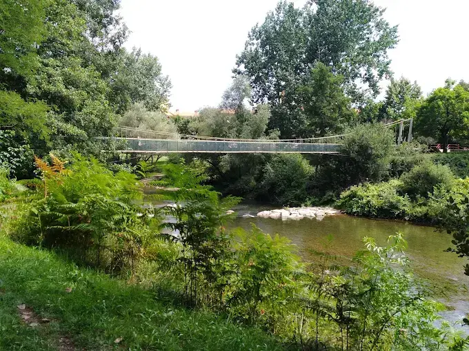 El puente colgante del parque. / A.E