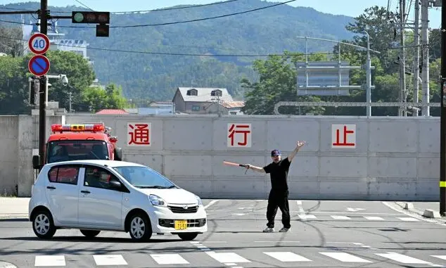 Tras la emisi&oacute;n de una alerta de tsunami, se cerr&oacute; el paso costero "Rikko" y la carretera qued&oacute; cerrada al tr&aacute;fico. (Foto de Tsunetomo Fukudome, 9:12 a. m. del 30 de julio de 2025, ciudad de Kesennuma, prefectura de Miyagi)