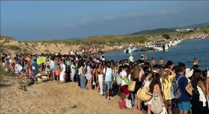 Vista de la playa de El Puntal, en Ribamont&aacute;n al Mar (Cantabria), donde el pasado fin de semana se celebr&oacute; una masiva concentraci&oacute;n juvenil organizada a trav&eacute;s de redes sociales. El Gobierno c&aacute;ntabro ha instado a la Delegaci&oacute;n del Gobierno a tomar medidas urgentes para evitar que se repita la situaci&oacute;n.