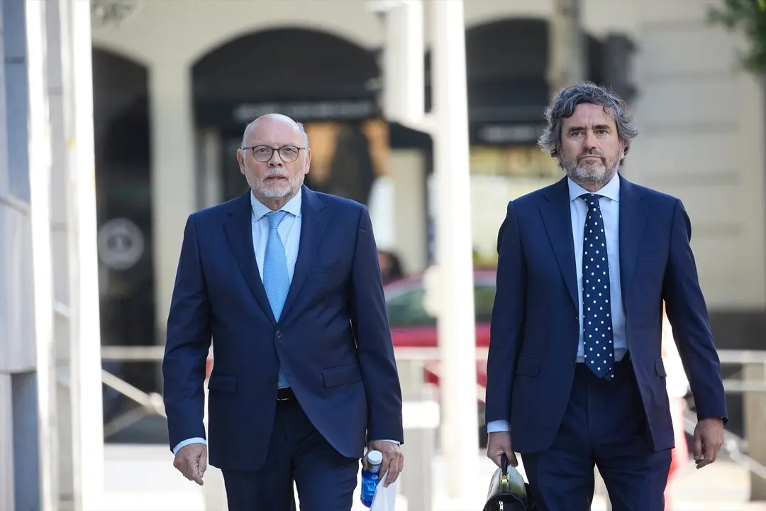 El ex director general de Carreteras, Javier Herrero (i), a su llegada a declarar como imputado por el &lsquo;caso Koldo&rsquo; en la Audiencia Nacional (AN). / Jes&uacute;s Hell&iacute;n