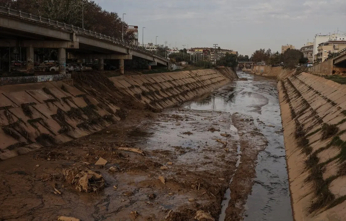 Trabajos en el restablecimiento de las v&iacute;as en el Barranco del Poyo. / Rober Solsona
