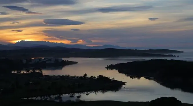 Atardecer en la R&iacute;a de Mogro desde Liencres. / A.S.