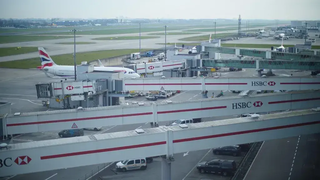 Una incidencia en el control de tr&aacute;fico a&eacute;reo en Reino Unido paraliza los aeropuertos de Londres. / Europa Press