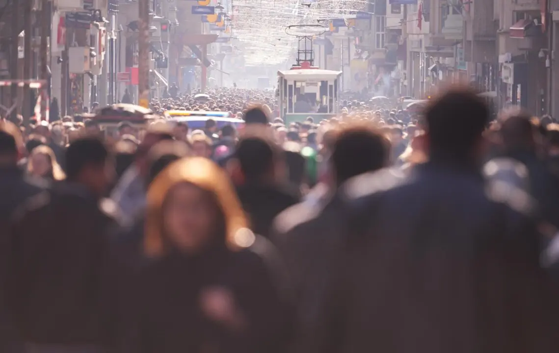 Varias personas caminando.