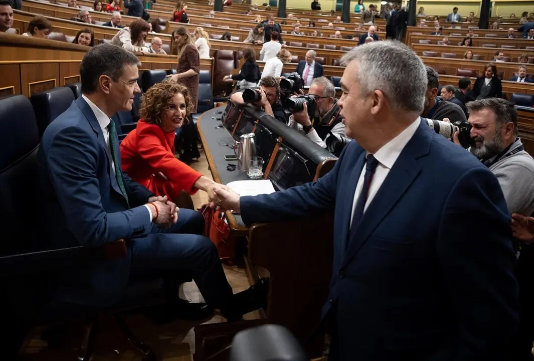 El presidente del Gobierno, Pedro S&aacute;nchez y la ministra de Hacienda, Mar&iacute;a Jes&uacute;s Montero, que saluda al exsecretario de Organizaci&oacute;n del PSOE, Santos Cerd&aacute;n. / Eduardo Parra