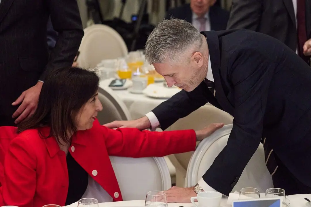 La ministra de Defensa, Margarita Robles y el ministro de Interior, Fernando Grande-Marlaska, durante un desayuno informativo. / Jes&uacute;s Hell&iacute;n