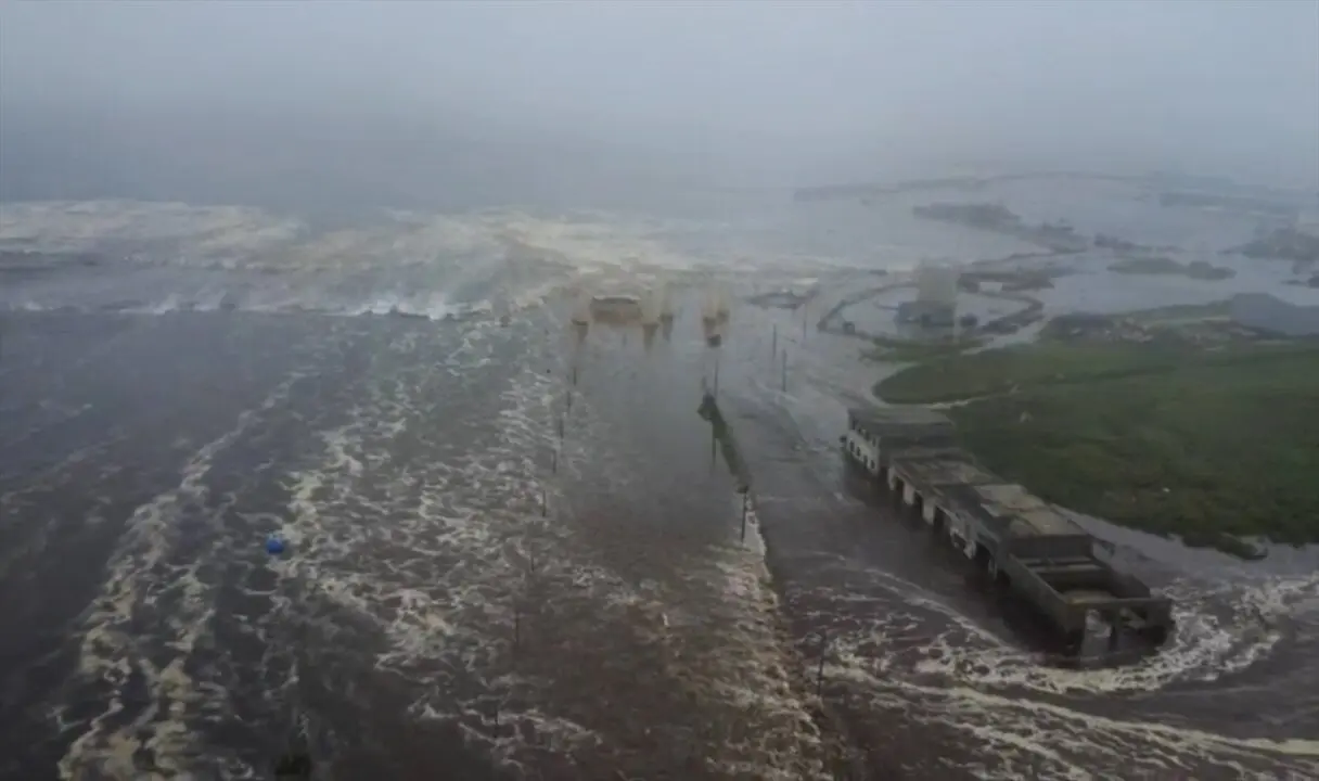 Vista a&eacute;rea de una zona afectada por un terremoto y un tsunami. / Canal de Telegram de Kamc