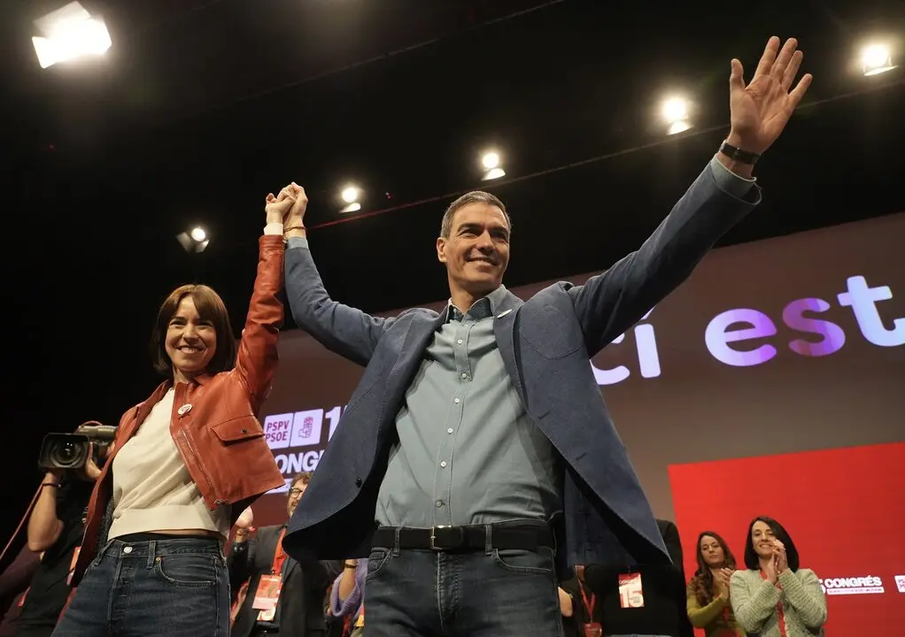 El presidente del Gobierno, Pedro S&aacute;nchez, y la secretaria general del PSPV-PSOE y ministra de Ciencia, Innovaci&oacute;n y Universidades, Diana Morant. / Eduardo Manzana