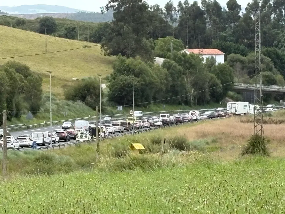 Veh&iacute;culos parados a la altura de Gornazo. / A.E.