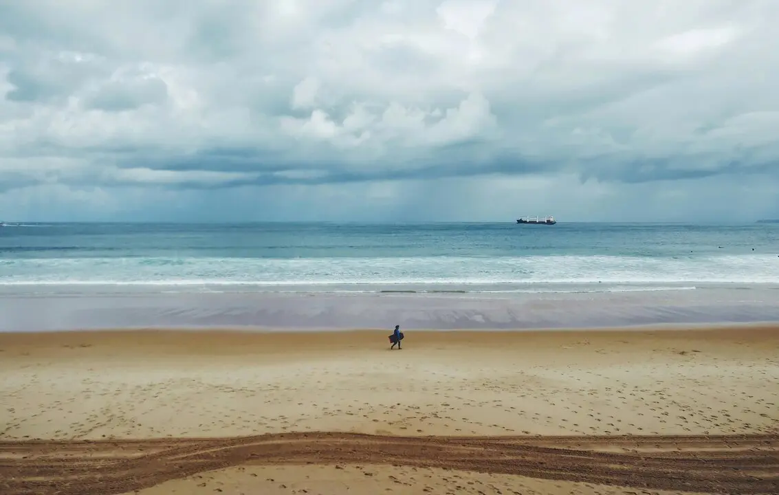 Una persona pasea por la playa en Cantabria. / A.P.