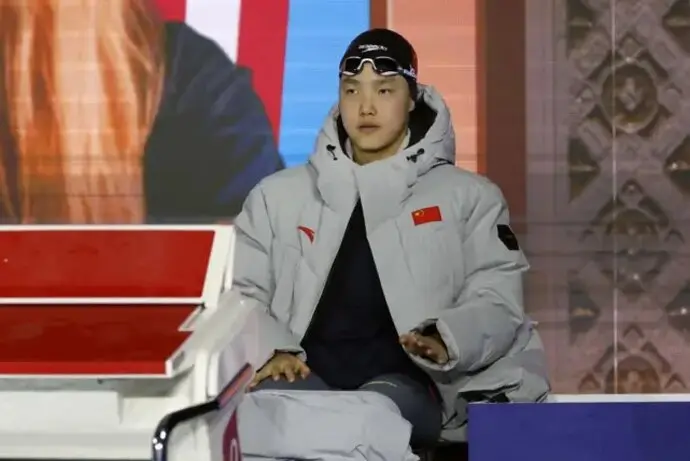 La nadadora Zidi Yu, antes de tirarse en el relevo 4x100 en el mundial de nataci&oacute;n. / x