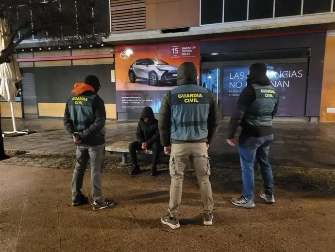 Agentes de la Guardia Civil custodian a un yihadista tras su detenci&oacute;n en Granada. / EP
