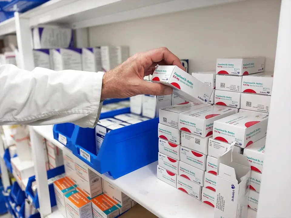 Profesional de Farmacia Hospitalaria adquiriendo un medicamento. / EP