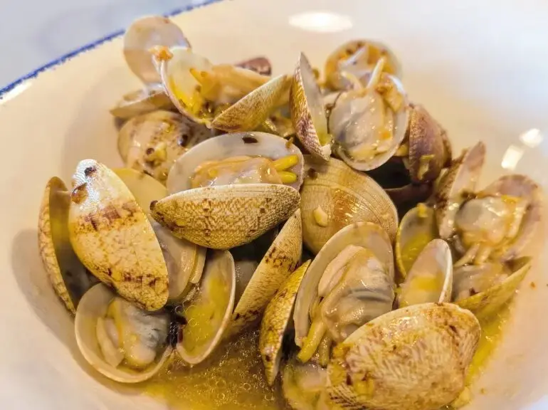 Almejas al ajillo del Asador El Tronky. / RRSS