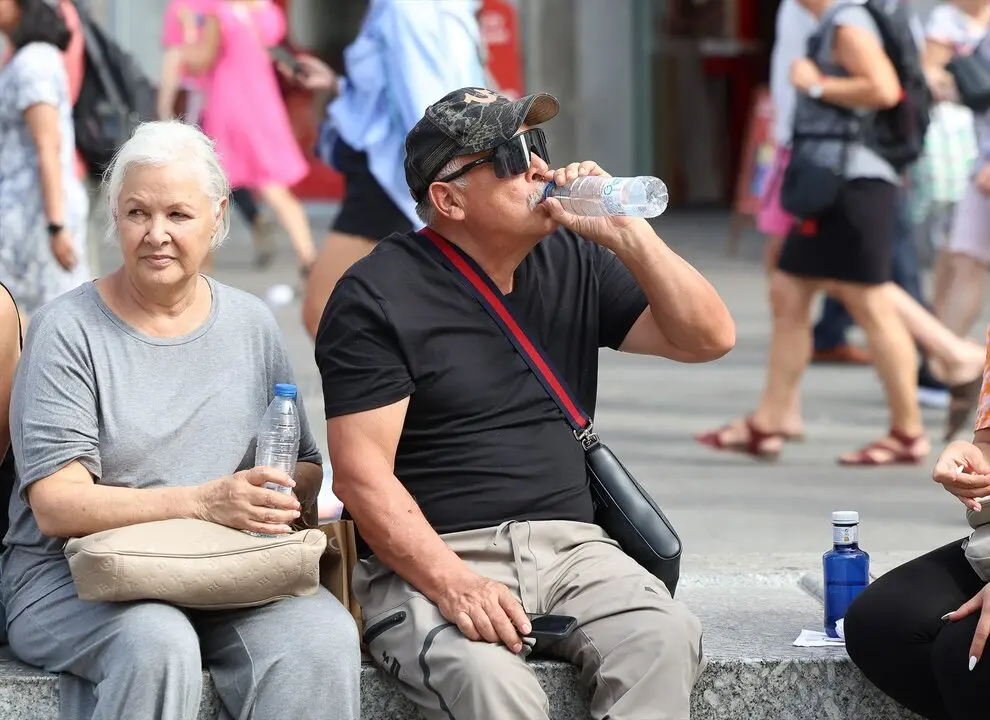 Un se&ntilde;or mayor bebe agua por la ola de calor en Espa&ntilde;a. / Marta Fern&aacute;ndez