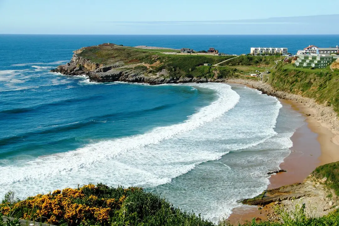 Playa de Los Locos, en Suances, una de las m&aacute;s deseadas por los surfistas. / EP