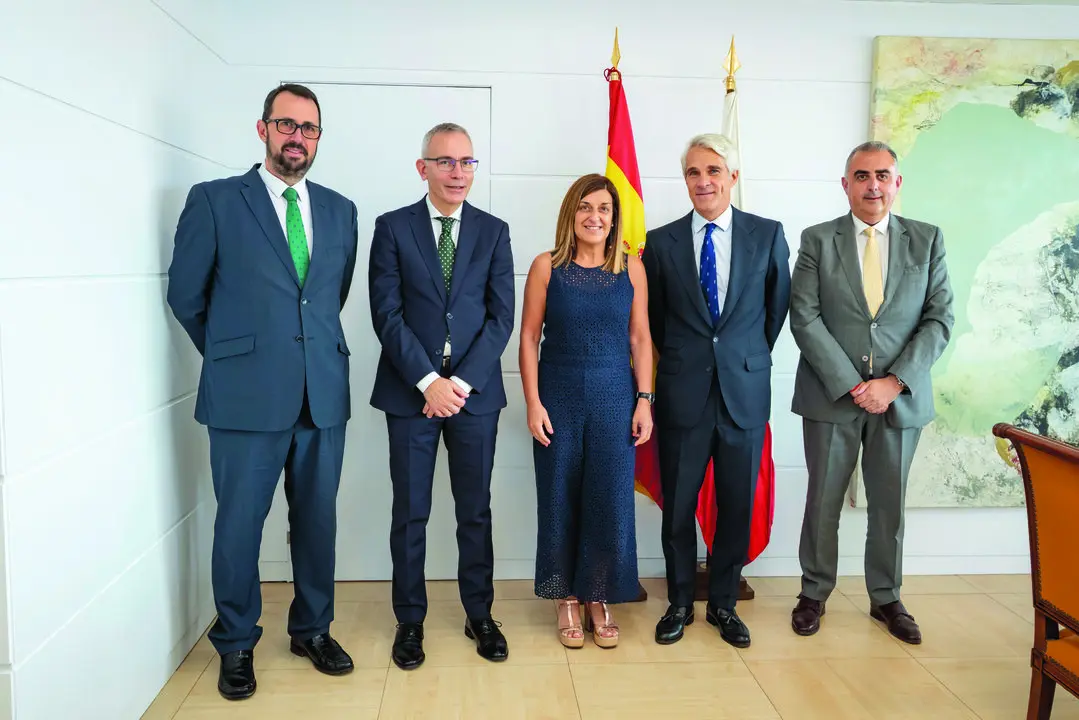 La presidenta de Cantabria, Mar&iacute;a Jos&eacute; S&aacute;enz de Buruaga se reuni&oacute; con el presidente de Telef&oacute;nica Espa&ntilde;a, Borja Ochoa (2d) para abordar el plan de despliegue de conectividad 5G. / Alerta