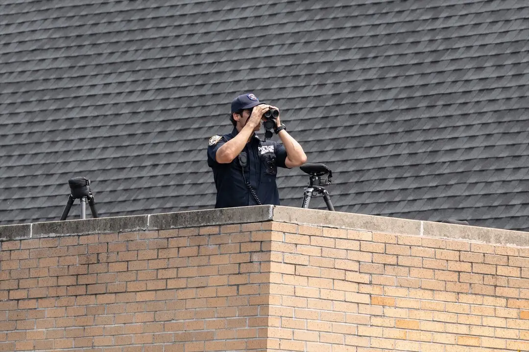 Agentes de polic&iacute;a de la unidad antiterrorista custodian el funeral del agente de polic&iacute;a de Nueva York Didarul Islam en las afueras de Parkchester Jame Masjid en Nueva York. / EP