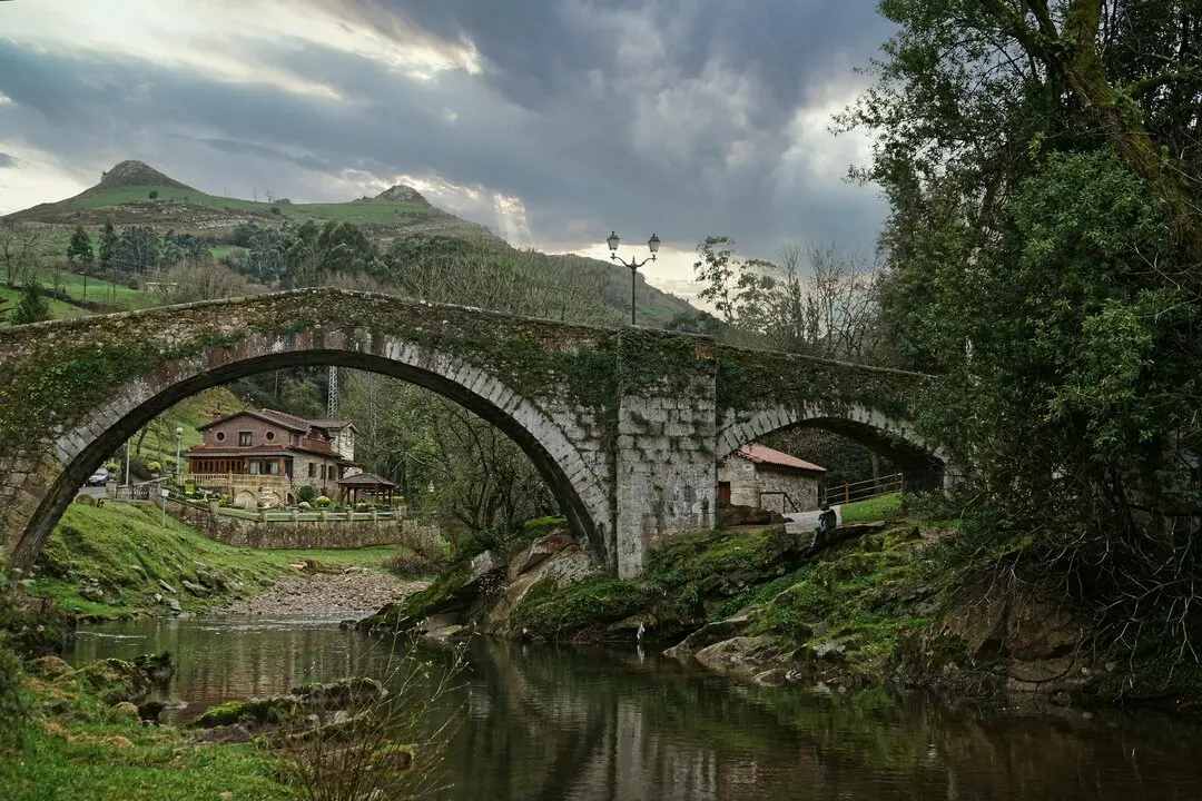 Vista del Hombre Pez junto al puente de Li&eacute;rganes. / A.P.