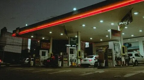 Varios coches en una gasolinera. / A.E