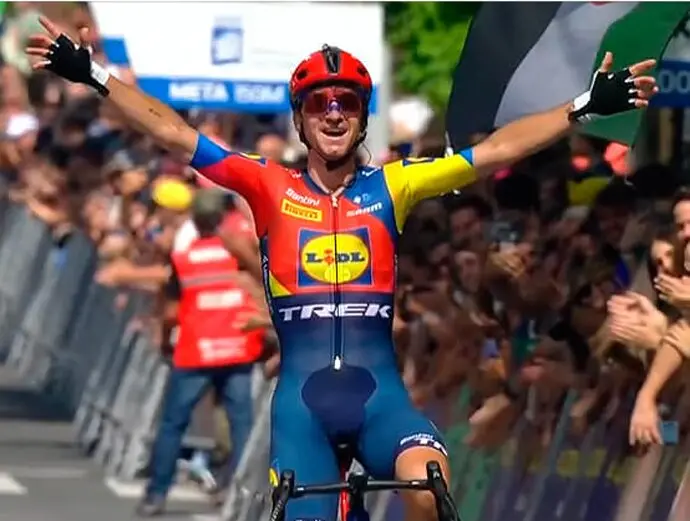 ciclista italiano Giulio Ciccone (Lidl-Trek) cruza la l&iacute;nea de meta. / x
