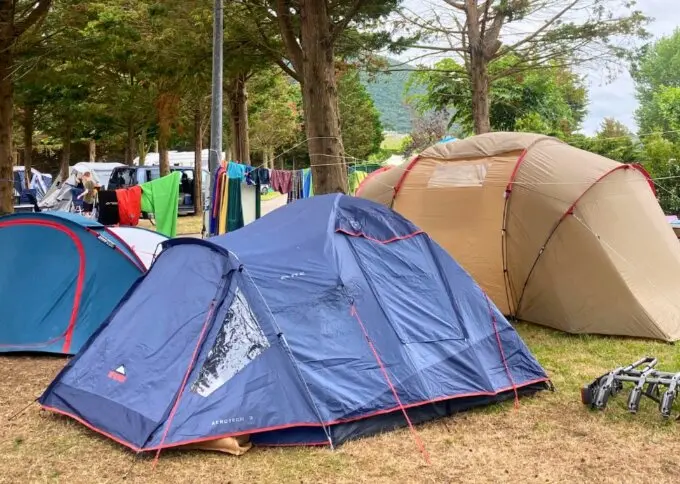 Tiendas de campa&ntilde;a en el camping. / C.P.J.