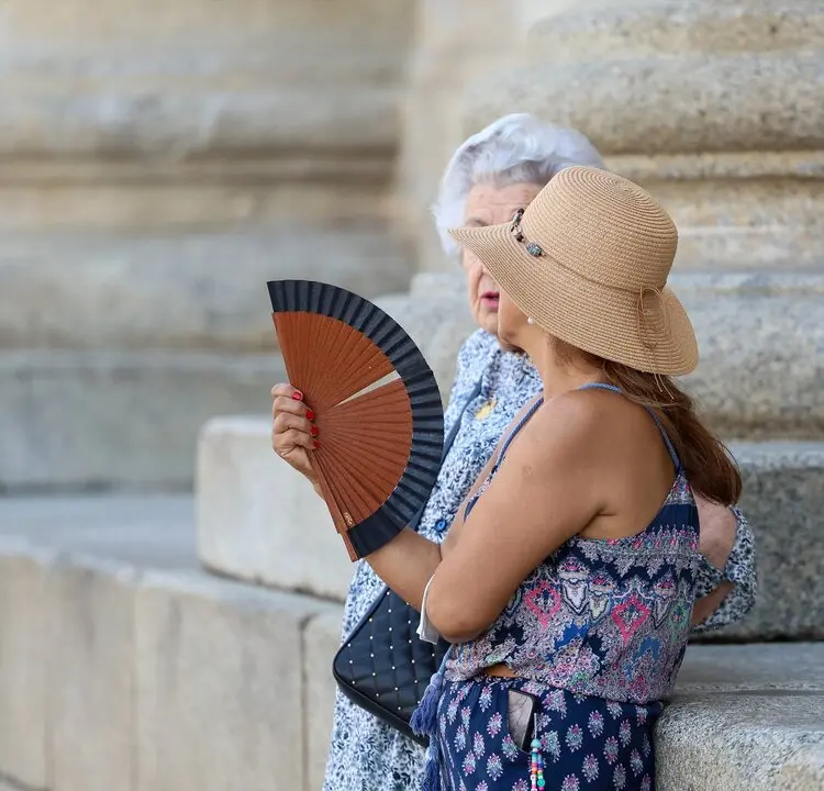 Una mujer se abanica durante la ola de calor. / Marta Fern&aacute;ndez