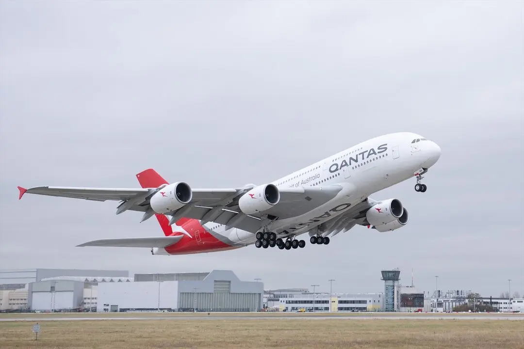 Un avi&oacute;n de Qantas Airways, durante el despegue. / Sebastian Kahnert