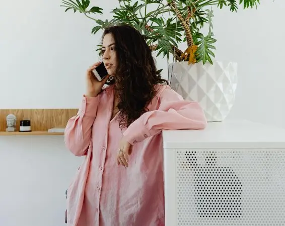 Una chica con un tel&eacute;fono en en el o&iacute;do. / A.P.
