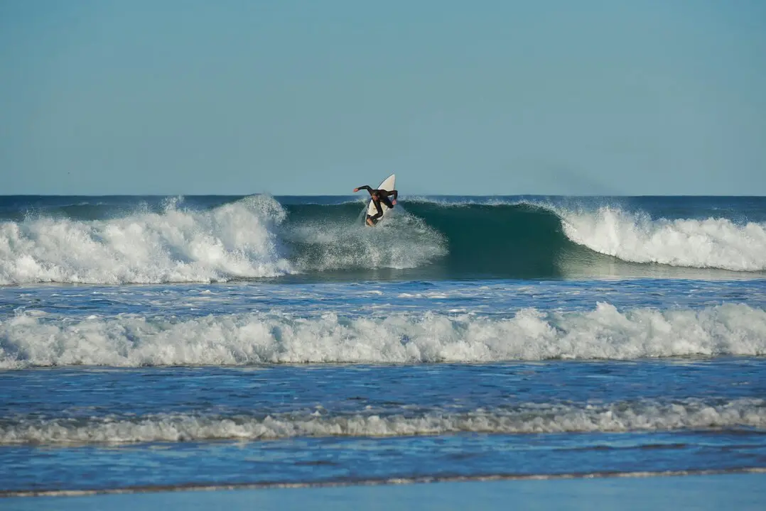 Un surfista cogiendo olas en la playa de Somo. / A.P.