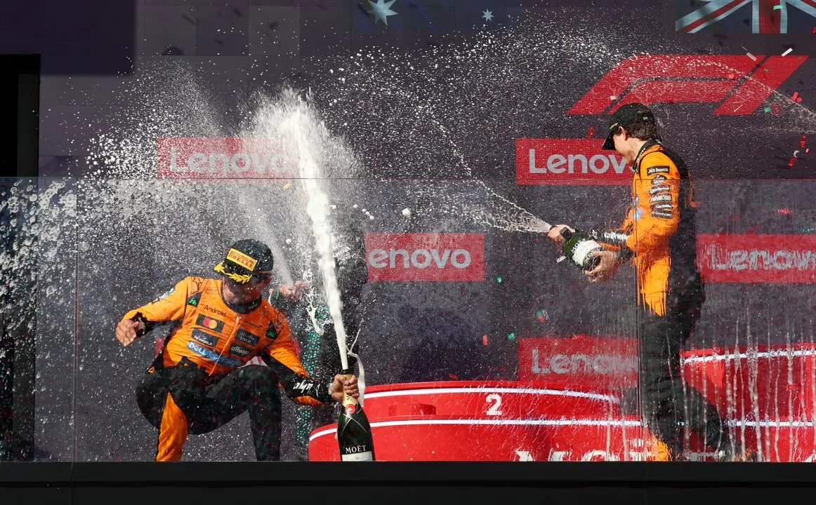 Norris celebra tras el triunfo en Hungr&iacute;a. / X