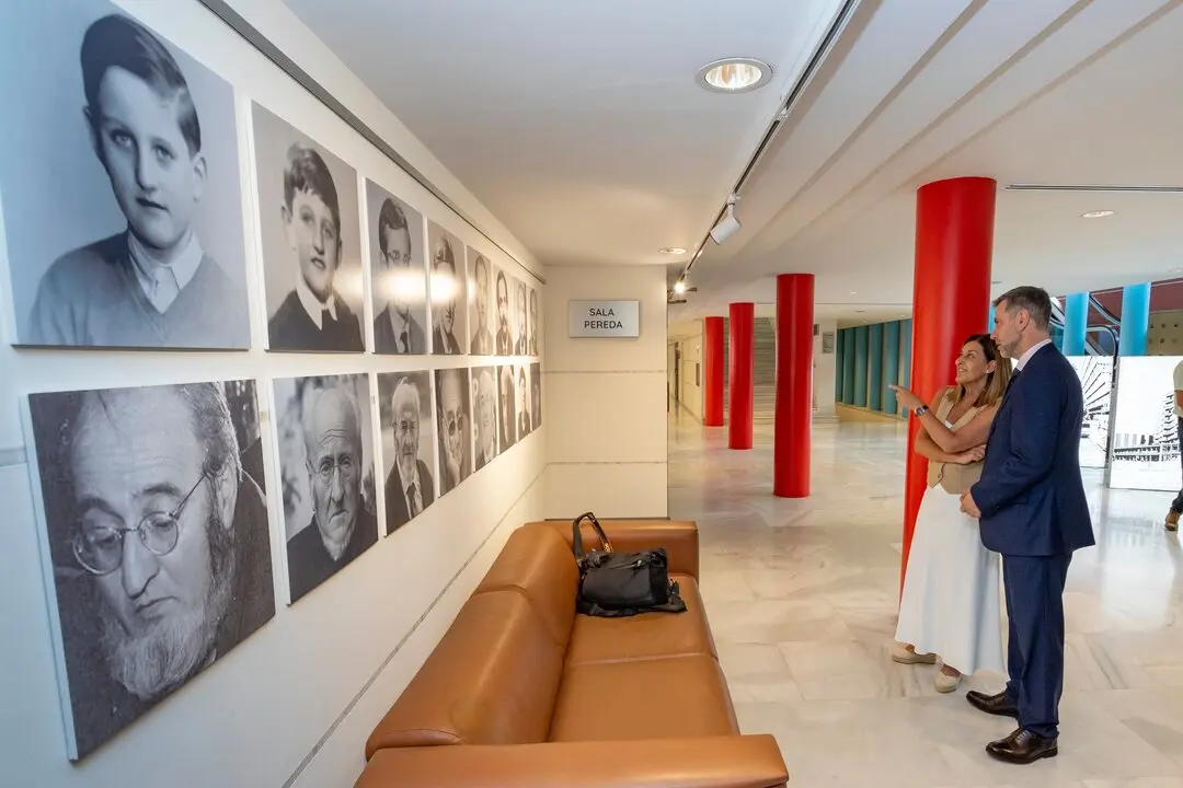 Buruaga visita la exposici&oacute;n sobre &Aacute;lvaro Pombo en el Palacio de Festivales. / A.E