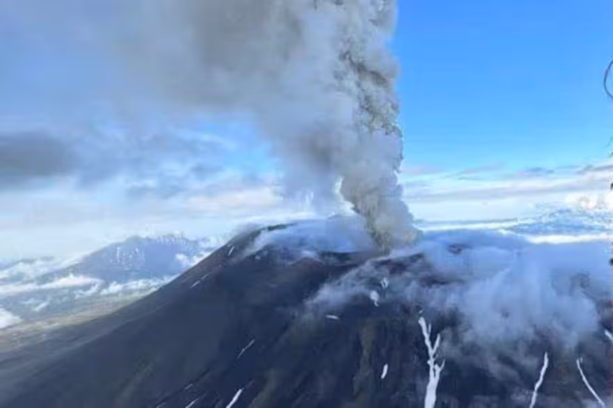 El Kracheninnikov rompe 475 a&ntilde;os de silencio tras el gran se&iacute;smo en Kamchatka. / X