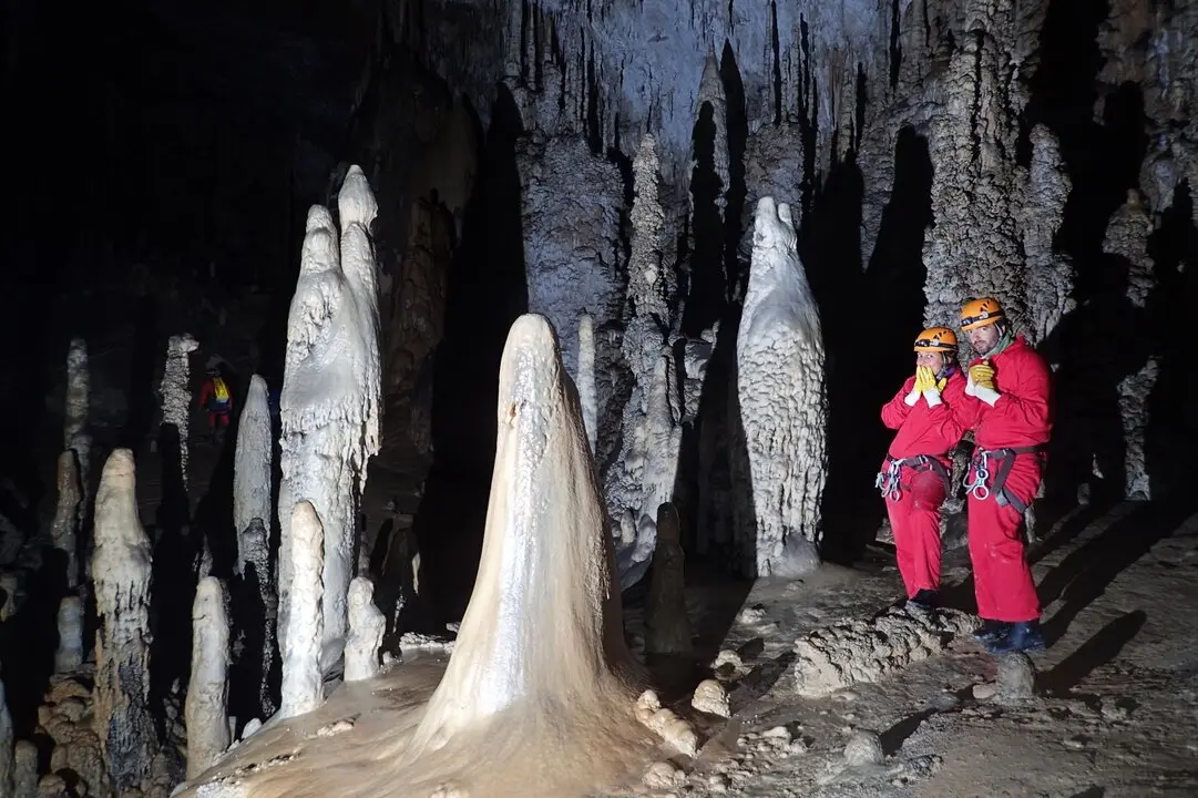Dos espele&oacute;logos en la cueva de Coventosa. / T.C
