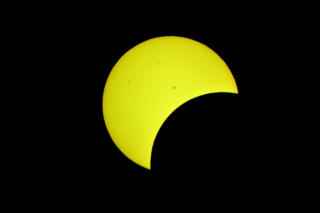 La Luna comienza a cruzarse con el Sol durante un eclipse solar, visto desde la trayectoria de totalidad. / Michael Palmer