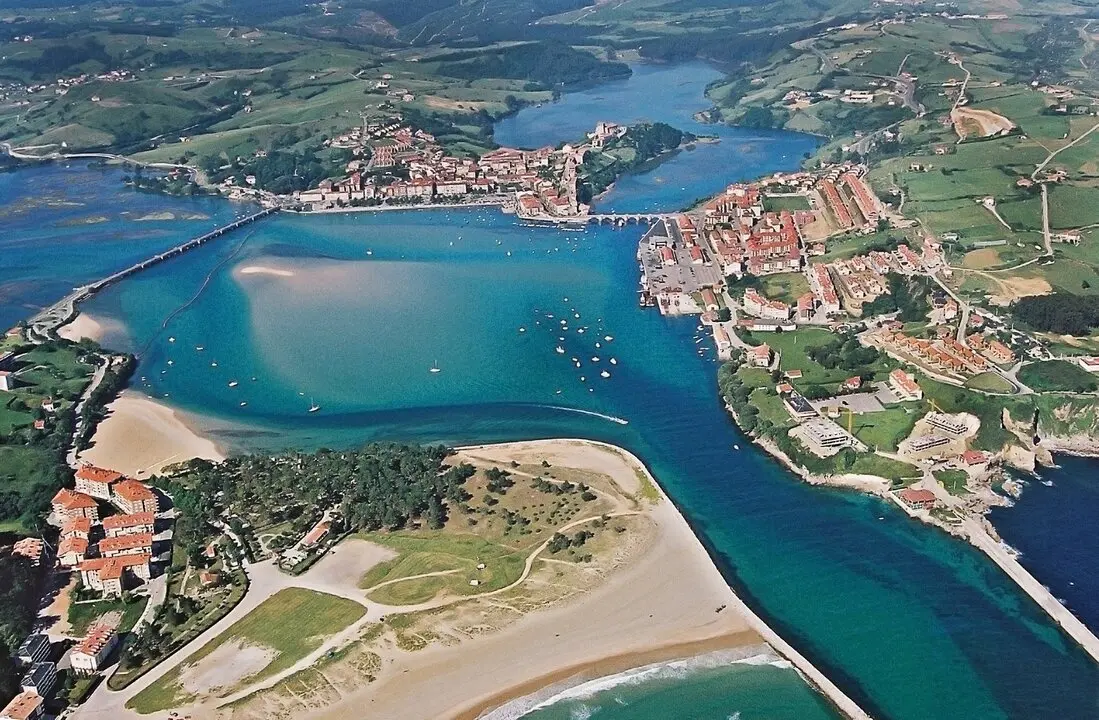 Vista a&eacute;rea de San Vicente de la Barquera. / A.S.