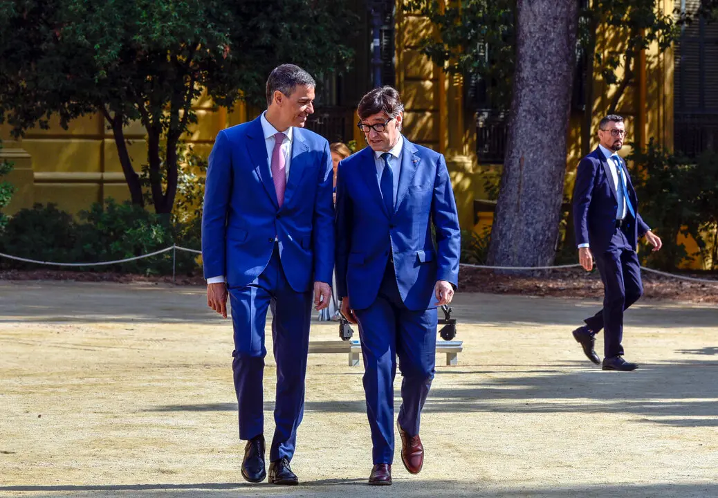 El presidente del Gobierno, Pedro S&aacute;nchez (i), y el presidente de la Generalitat de Catalunya, Salvador Illa (d). / EP