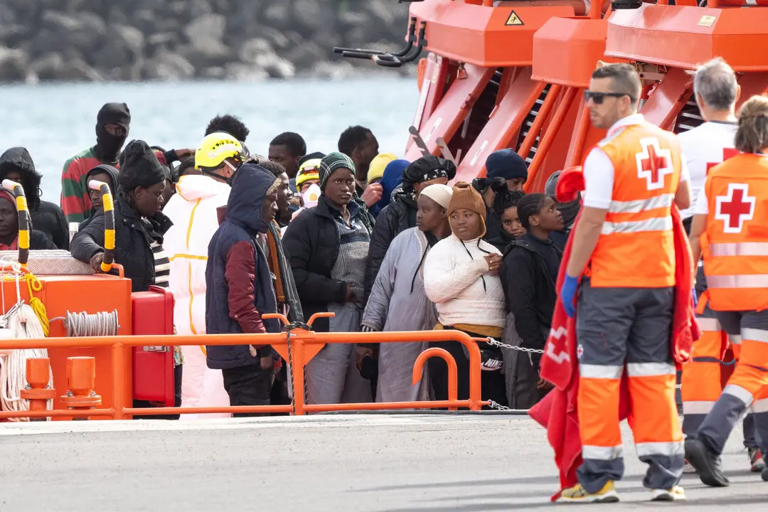 Varios servicios de emergencia atienden a migrantes reci&eacute;n rescatados de un cayuco. / EP