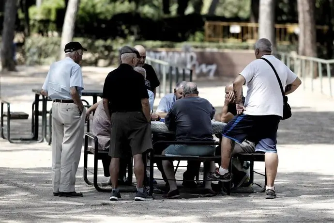 Varios jubilados en el parque. / EP