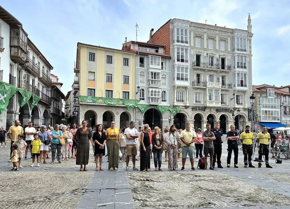 Minuto de silencio en Castro Urdiales por el fallecimiento del menor de 12 a&ntilde;os que cay&oacute; en una zona rocosa de Cotolino. / EP