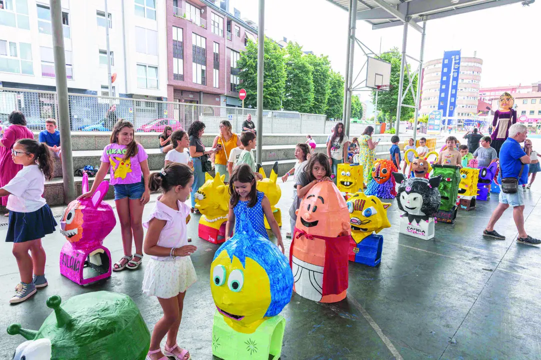 Los ni&ntilde;os con los cabezudos que abrir&aacute;n las fiestas patronales. / A.E
