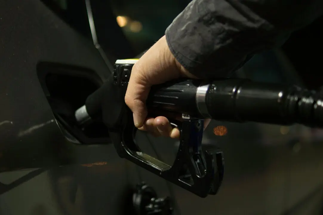 pexels-clickerhappyUna persona reposta combustible, en un coche. / A.E