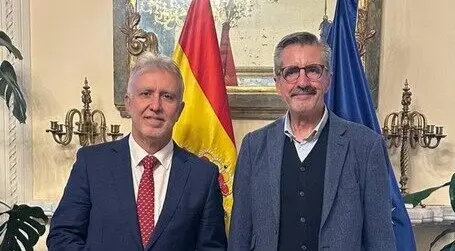 El ministro de Pol&iacute;tica Territorial y Memoria Democr&aacute;tica, &Aacute;ngel V&iacute;ctor Torres (i), junto con Jos&eacute; Mar&iacute;a &Aacute;ngel Bonilla (d). / EP