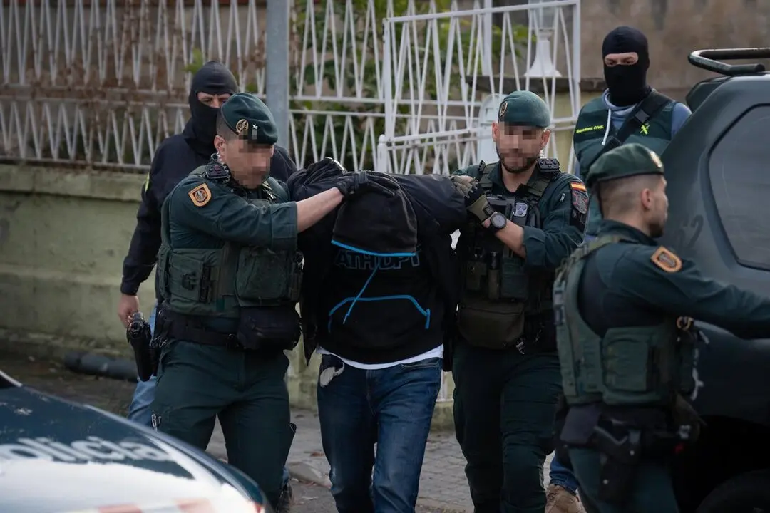 Varios agentes de la Guardia Civil llevan a un detenido tras una operaci&oacute;n policial antiyihadista en Barcelona. / EP