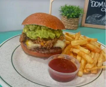 Uno de los platos que ofrece la cafeter&iacute;a. / A.E