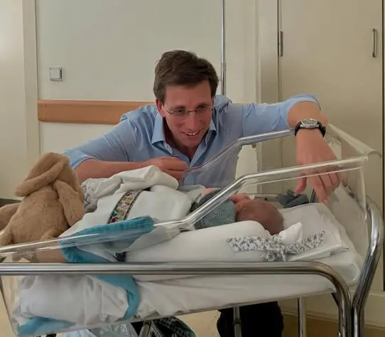 Jos&eacute; Luis Mart&iacute;nez Almeida junto a su hijo en el hospital. EP / Archivo