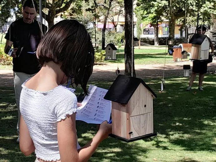 'Versos que anidan' es una instalaci&oacute;n po&eacute;tica donde las palabras se transforman y traspasan las fronteras. / x