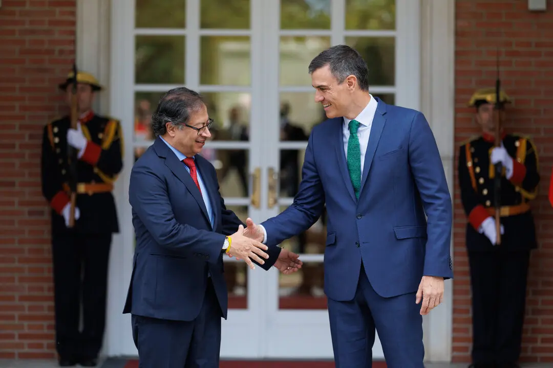 El presidente del Gobierno, Pedro S&aacute;nchez (d), recibe al presidente de la Rep&uacute;blica de Colombia, Gustavo Petro Urrego (i). / EP